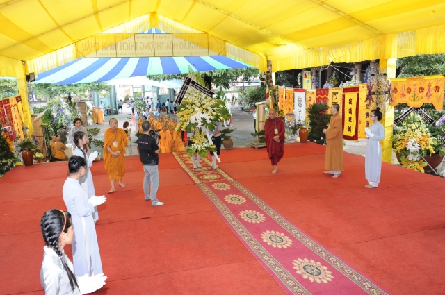 Chùm ảnh: Các đoàn viếng tang lễ HT. Thích Minh Châu - Sáng 05/09/2012 - Phần 2