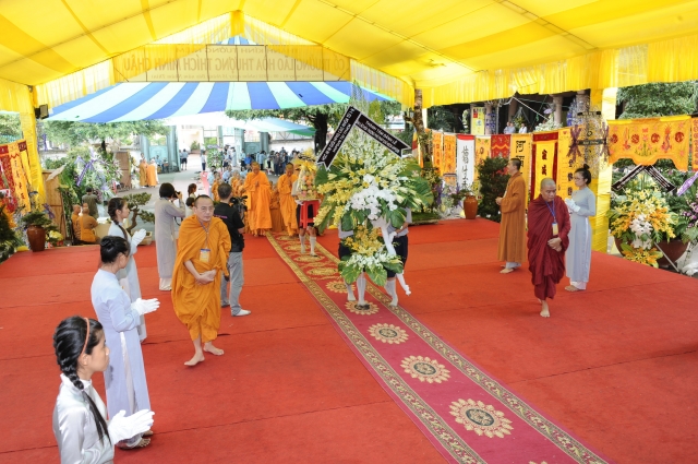 Chùm ảnh: Các đoàn viếng tang lễ HT. Thích Minh Châu - Sáng 05/09/2012 - Phần 2