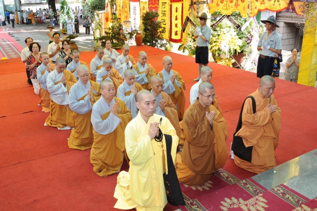 Chùm ảnh: Các đoàn viếng tang lễ HT. Thích Minh Châu - Sáng 05/09/2012 - Phần 2