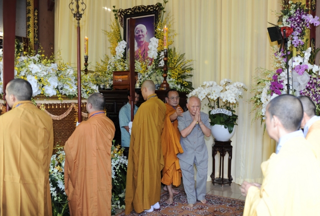 Chùm ảnh: Các đoàn viếng tang lễ HT. Thích Minh Châu - Sáng 05/09/2012 - Phần 2