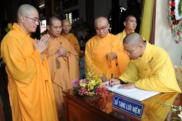 Chùm ảnh: Các đoàn viếng tang lễ HT. Thích Minh Châu - Sáng 05/09/2012 - Phần 2