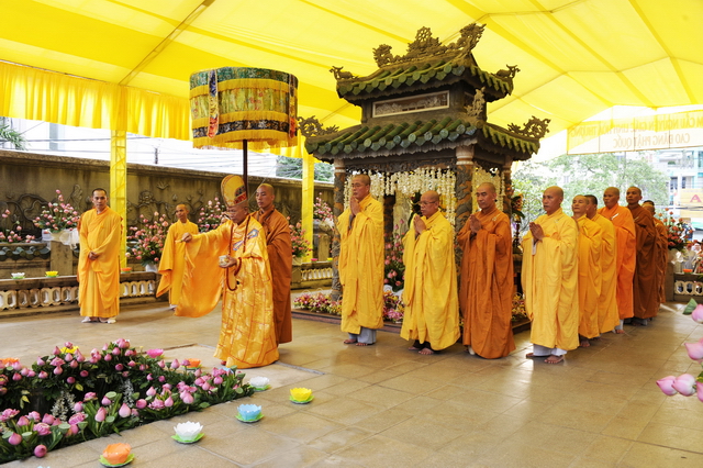Tang lễ HT. Thích Minh Châu: Lễ Sái tịnh Bảo tháp