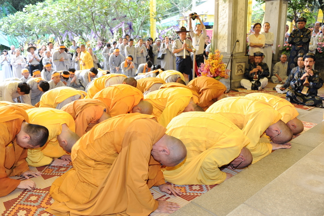 Tang lễ HT. Thích Minh Châu: Lễ Sái tịnh Bảo tháp