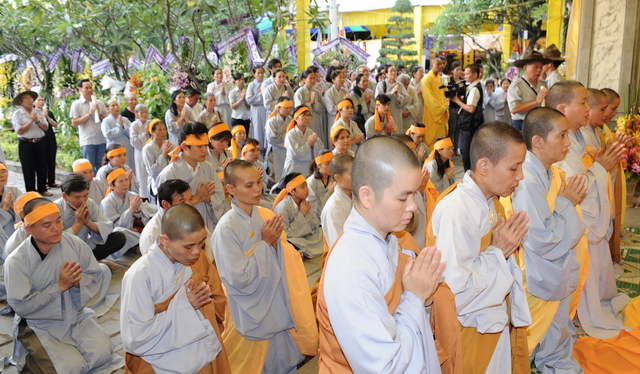 Tang lễ HT. Thích Minh Châu: Lễ Sái tịnh Bảo tháp