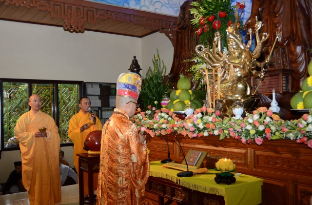 Bộ tượng Tây Phương Tam Thánh bằng gỗ dâu lớn nhất Việt Nam