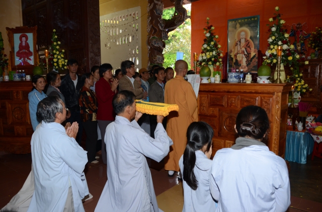 Bộ tượng Tây Phương Tam Thánh bằng gỗ dâu lớn nhất Việt Nam