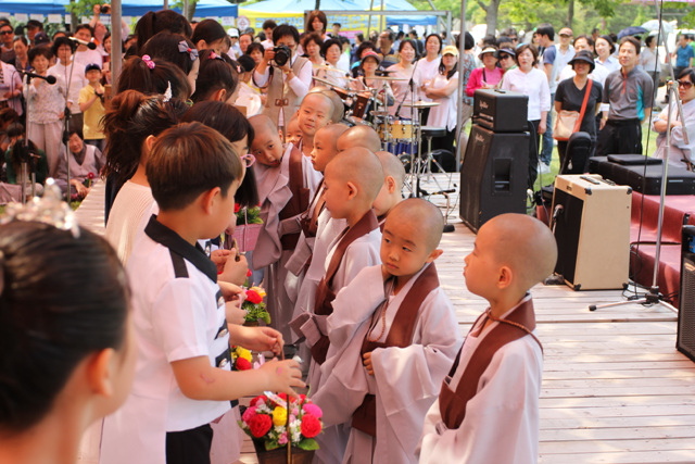 Hàn Quốc : Hình ảnh Chùa Hoằng Pháp làm lễ tắm Phật cuối tuần