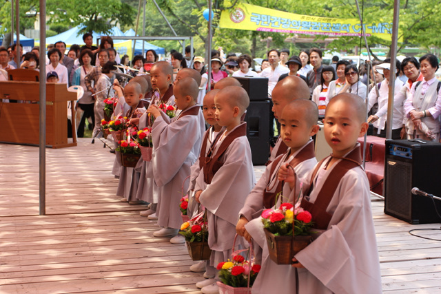 Hàn Quốc : Hình ảnh Chùa Hoằng Pháp làm lễ tắm Phật cuối tuần