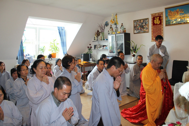 Lễ &quot;Bông Hồng Cài Áo&quot; ở Wilhelmshaven, Đức Quốc