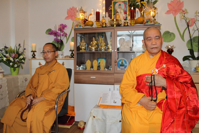 Lễ &quot;Bông Hồng Cài Áo&quot; ở Wilhelmshaven, Đức Quốc