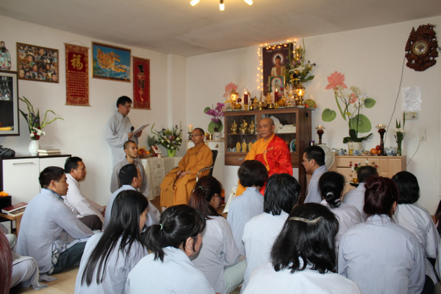 Lễ &quot;Bông Hồng Cài Áo&quot; ở Wilhelmshaven, Đức Quốc