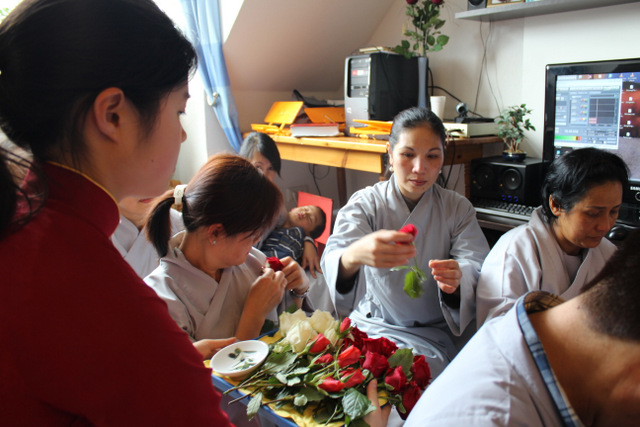 Lễ &quot;Bông Hồng Cài Áo&quot; ở Wilhelmshaven, Đức Quốc