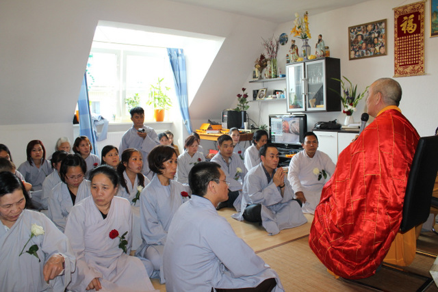 Lễ &quot;Bông Hồng Cài Áo&quot; ở Wilhelmshaven, Đức Quốc