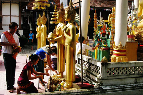 Lễ hội lên chùa ở Lào