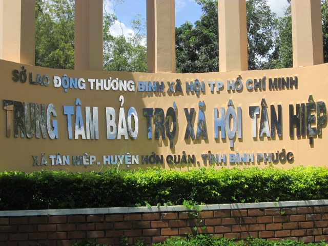 TT. Thích Nhật Từ hướng dẫn đoàn từ thiện tại TTBTXH Tân Hiệp