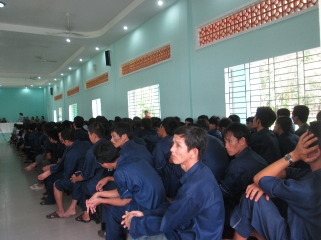 TT. Thích Nhật Từ hướng dẫn đoàn từ thiện tại TTBTXH Tân Hiệp