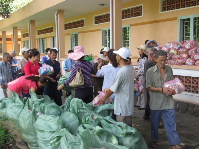 TT. Thích Nhật Từ hướng dẫn đoàn từ thiện tại TTBTXH Tân Hiệp