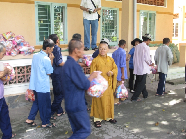 TT. Thích Nhật Từ hướng dẫn đoàn từ thiện tại TTBTXH Tân Hiệp