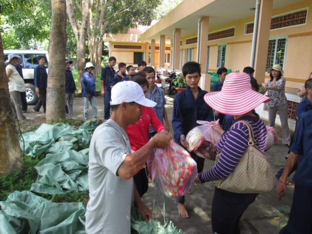 TT. Thích Nhật Từ hướng dẫn đoàn từ thiện tại TTBTXH Tân Hiệp