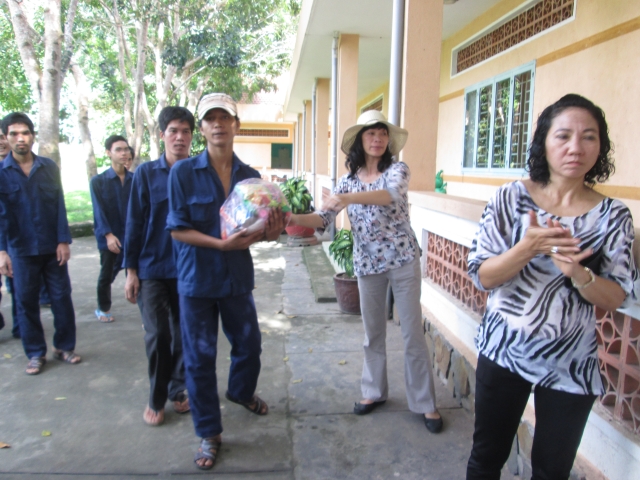 TT. Thích Nhật Từ hướng dẫn đoàn từ thiện tại TTBTXH Tân Hiệp