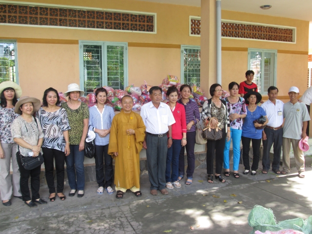 TT. Thích Nhật Từ hướng dẫn đoàn từ thiện tại TTBTXH Tân Hiệp