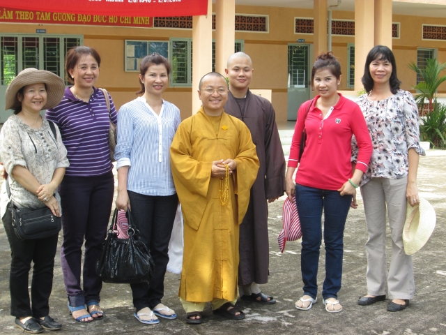 TT. Thích Nhật Từ hướng dẫn đoàn từ thiện tại TTBTXH Tân Hiệp