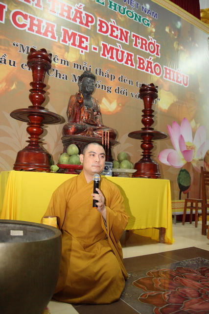 Đồng tháp: Đêm thắp đèn trời, cài hoa tri ân cha mẹ mùa báo hiếu