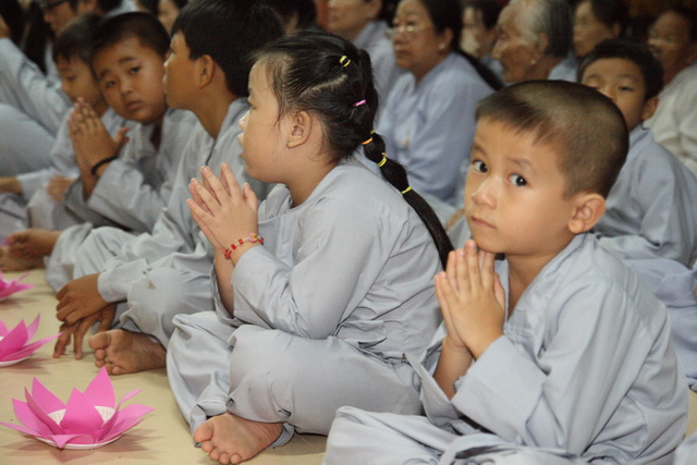 Đồng tháp: Đêm thắp đèn trời, cài hoa tri ân cha mẹ mùa báo hiếu