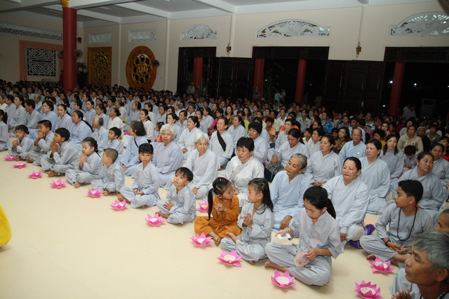 Đồng tháp: Đêm thắp đèn trời, cài hoa tri ân cha mẹ mùa báo hiếu