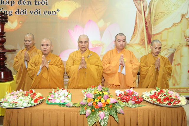 Đồng tháp: Đêm thắp đèn trời, cài hoa tri ân cha mẹ mùa báo hiếu