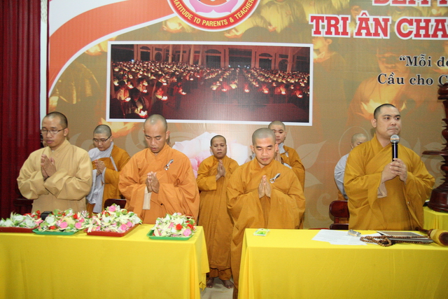 Đồng tháp: Đêm thắp đèn trời, cài hoa tri ân cha mẹ mùa báo hiếu