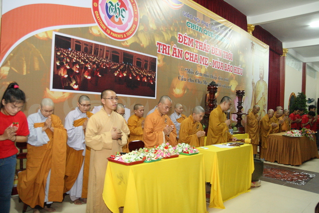 Đồng tháp: Đêm thắp đèn trời, cài hoa tri ân cha mẹ mùa báo hiếu