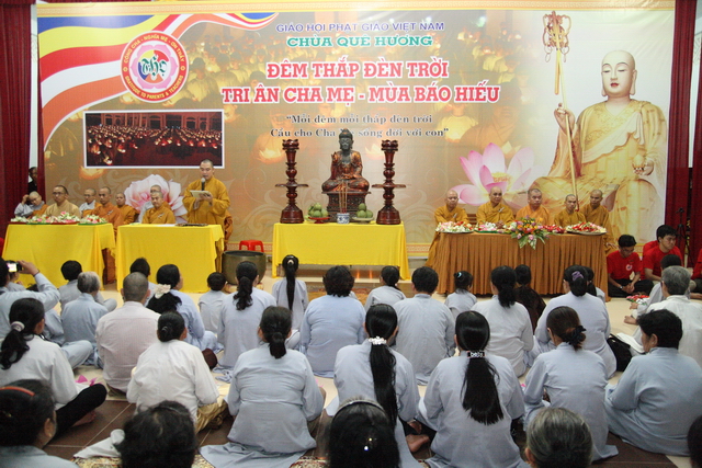 Đồng tháp: Đêm thắp đèn trời, cài hoa tri ân cha mẹ mùa báo hiếu