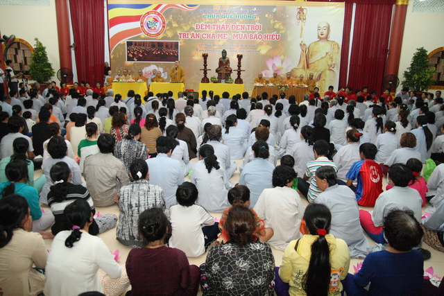 Đồng tháp: Đêm thắp đèn trời, cài hoa tri ân cha mẹ mùa báo hiếu