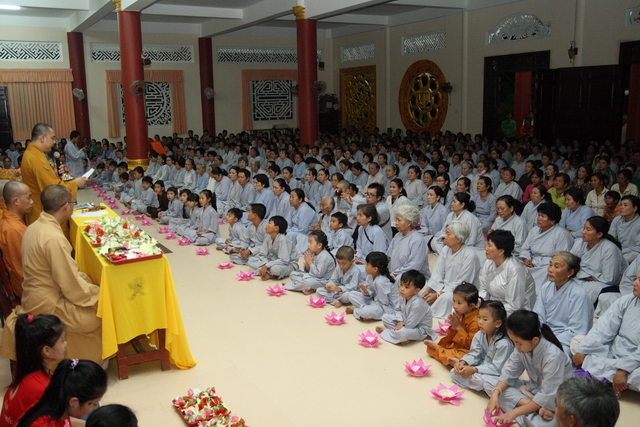 Đồng tháp: Đêm thắp đèn trời, cài hoa tri ân cha mẹ mùa báo hiếu