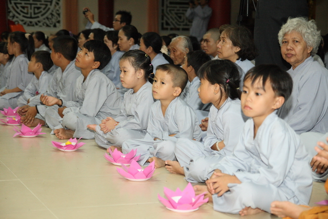 Đồng tháp: Đêm thắp đèn trời, cài hoa tri ân cha mẹ mùa báo hiếu