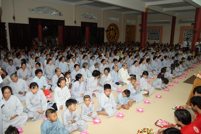 Đồng tháp: Đêm thắp đèn trời, cài hoa tri ân cha mẹ mùa báo hiếu