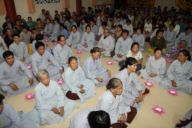 Đồng tháp: Đêm thắp đèn trời, cài hoa tri ân cha mẹ mùa báo hiếu