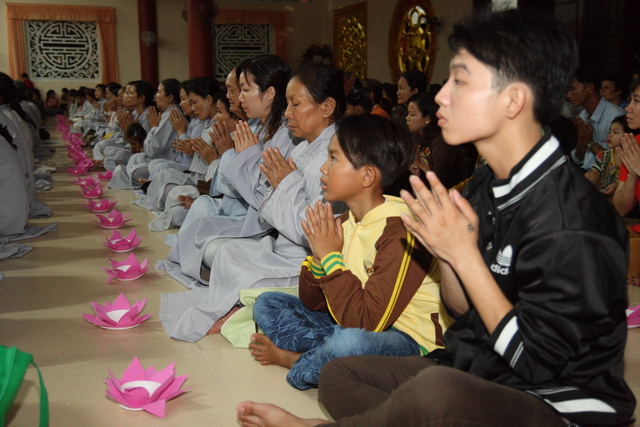 Đồng tháp: Đêm thắp đèn trời, cài hoa tri ân cha mẹ mùa báo hiếu