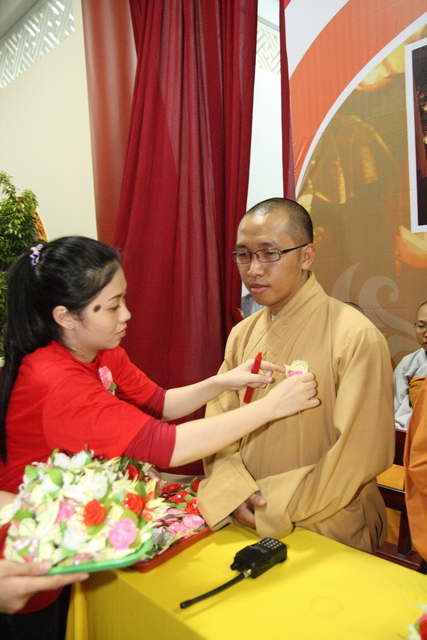 Đồng tháp: Đêm thắp đèn trời, cài hoa tri ân cha mẹ mùa báo hiếu