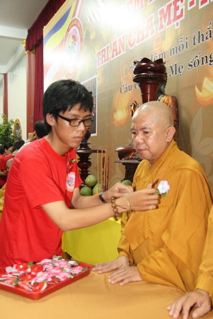 Đồng tháp: Đêm thắp đèn trời, cài hoa tri ân cha mẹ mùa báo hiếu