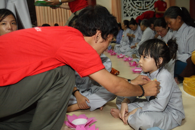 Đồng tháp: Đêm thắp đèn trời, cài hoa tri ân cha mẹ mùa báo hiếu