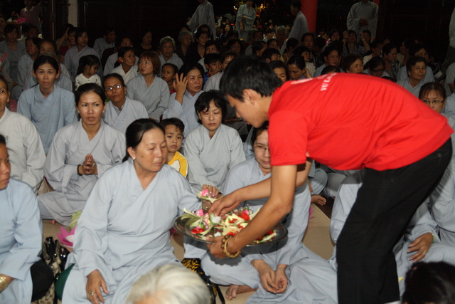 Đồng tháp: Đêm thắp đèn trời, cài hoa tri ân cha mẹ mùa báo hiếu