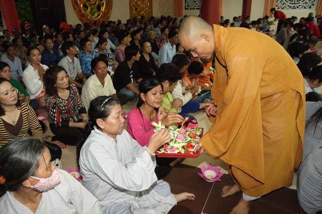 Đồng tháp: Đêm thắp đèn trời, cài hoa tri ân cha mẹ mùa báo hiếu