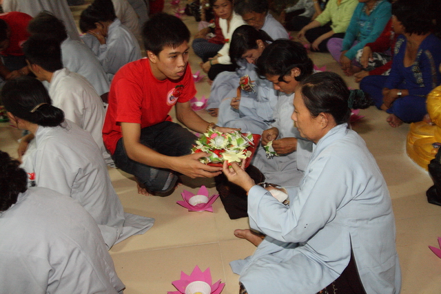 Đồng tháp: Đêm thắp đèn trời, cài hoa tri ân cha mẹ mùa báo hiếu