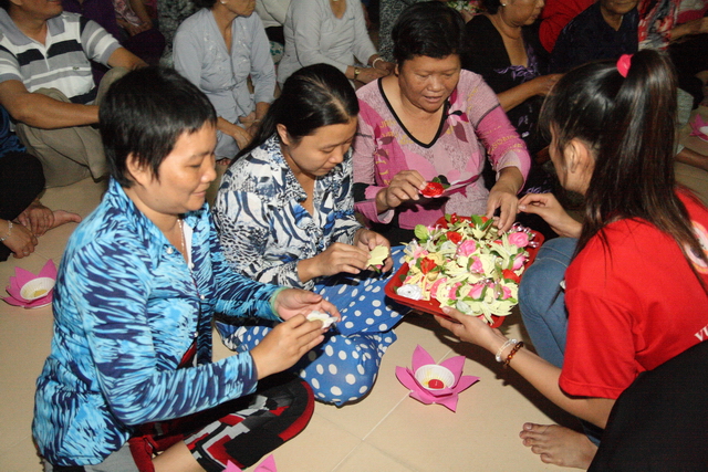 Đồng tháp: Đêm thắp đèn trời, cài hoa tri ân cha mẹ mùa báo hiếu