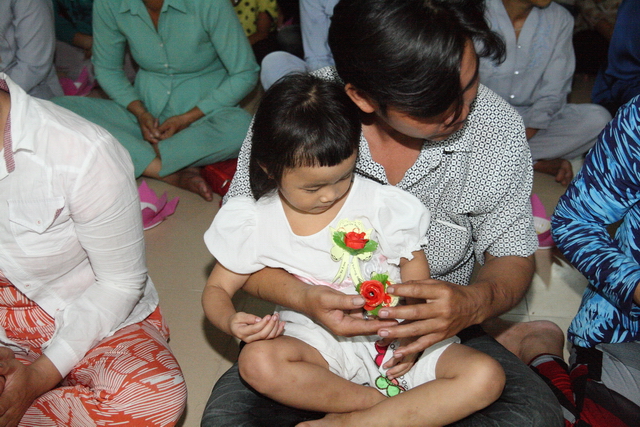 Đồng tháp: Đêm thắp đèn trời, cài hoa tri ân cha mẹ mùa báo hiếu