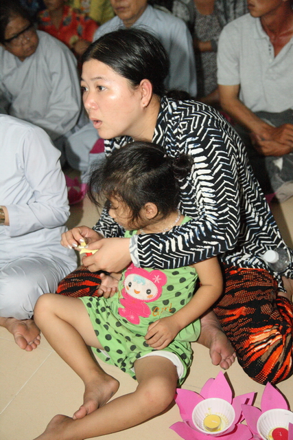 Đồng tháp: Đêm thắp đèn trời, cài hoa tri ân cha mẹ mùa báo hiếu