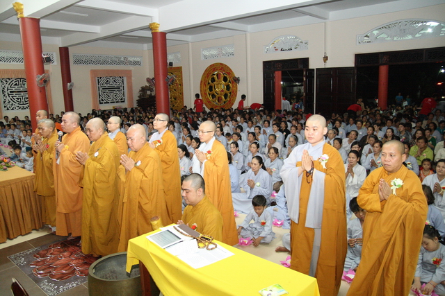 Đồng tháp: Đêm thắp đèn trời, cài hoa tri ân cha mẹ mùa báo hiếu