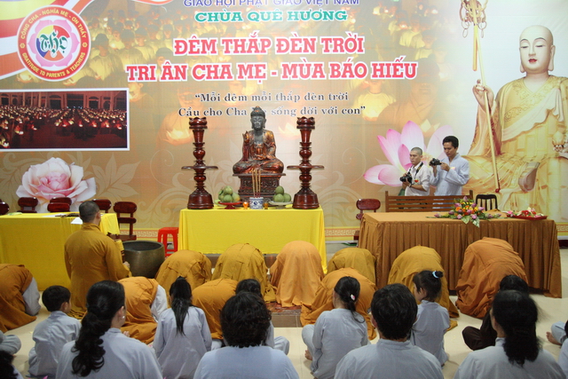 Đồng tháp: Đêm thắp đèn trời, cài hoa tri ân cha mẹ mùa báo hiếu